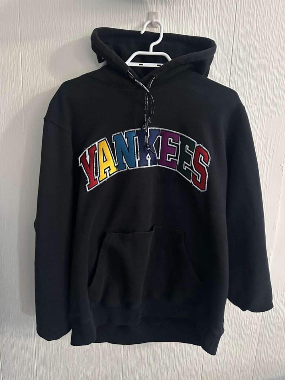 New Era Black Crewneck Hoodie with Multicolor Yankees Arch